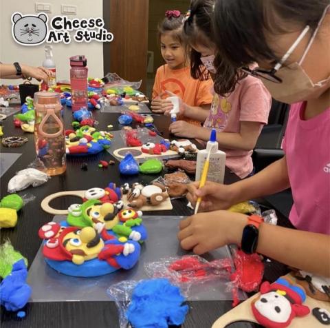 三明治老師 - 生日派對
-
每個小孩都喜歡玩瑪莉歐
這天女孩生日，邀請同學來家裡玩
也預約了三明治老師的黏土課
大家邊聊邊做作品，渡過一個很棒的生日早晨

-超輕黏土
