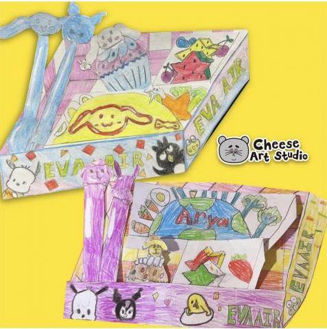 三明治老師 - 長榮航空飛機餐設計
疫情結束後，大家紛紛都跟爸爸媽媽出國玩了
我很喜歡問孩子旅行回來後，印象最深刻的事
常常都是一些微不足道的小事，有的時候是飛機餐
有的時候是泡完溫泉的牛奶好好喝。

兩姐妹一回國就很興奮的跟我說：老師，我們這次是搭Hello kitty機喔！只可惜有只Hello kitty圖案。
我說：那我們下次來設計一個吧！

-色鉛筆
