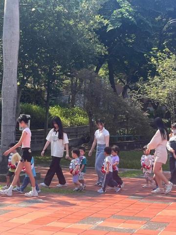 萱喻 - 之前有去幼兒園照顧過小孩（我是左邊第二個
