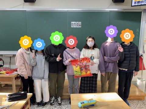 陳姵潔 - 班內辯論比賽獲勝小組-班級2