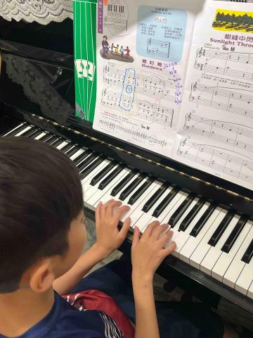 雅聲音樂 - 小學二年級的小朋友，每週來上小提琴與鋼琴課?