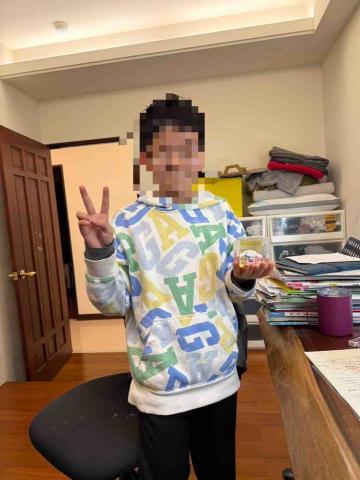 陳旻萱 - 葳格四年級的小朋友，成績進步許多，於是我買了小禮物獎勵他。