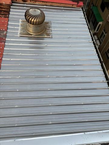 黃泓維 - 原鐵皮生鏽破掉漏水、更換白鐵版