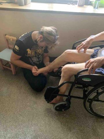 阿翔 - 協助長者關節運動與按摩