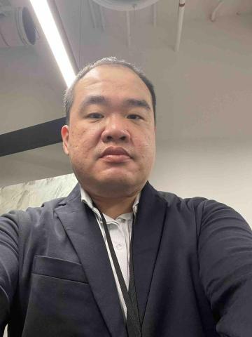 提供修理皮包拉鍊服務的專家林鼎軒