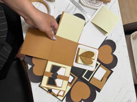 許佳怡 - 爆炸盒手工製作