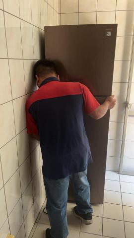 健順冷氣行 - 冰箱定位安裝及水平調整。