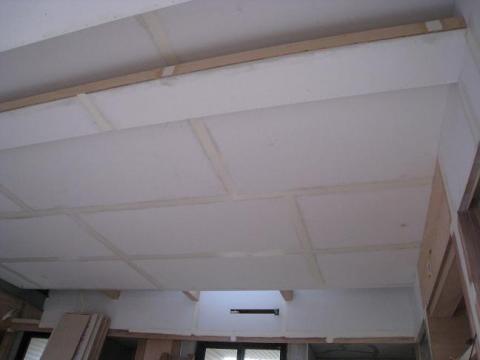 蔣 - 室內所有接縫，抓兩道AB膠，黏貼石膏紙防裂