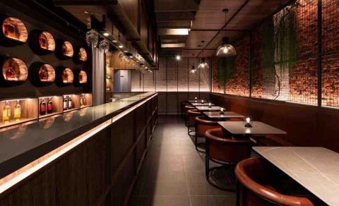 潔光集團. 概念空間設計 - 暖光漫灑木紋間，低調奢華醞微醺

以光影質感與材溫度營造高級餐酒氛圍