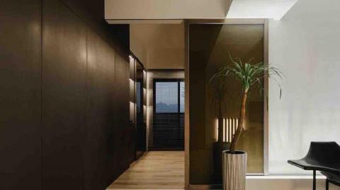 潔光集團. 概念空間設計 - 冷調金屬 × 暖木獨居，低奢單身質感寓所

以材質對比帶出低調精緻的單身生活美學