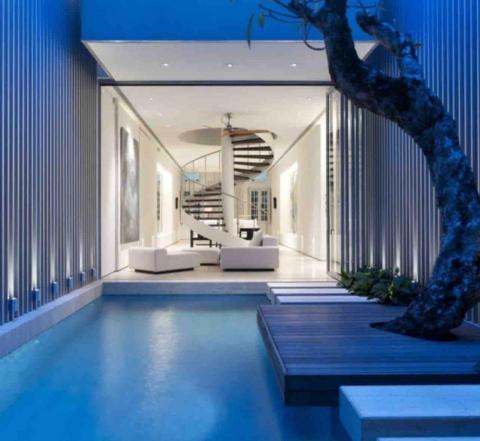 潔光集團. 概念空間設計 - 曲線奢邸 · 流水梯間的心靈淨域

旋梯與流水共舞的隱世豪邸，會所級私宅