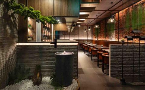 潔光集團. 概念空間設計 - 丹青墨韻映漢江，現代韓食夜未央

融合傳統筆墨與都會夜景意象，帶出「韓食+夜酒」的摩登氛圍