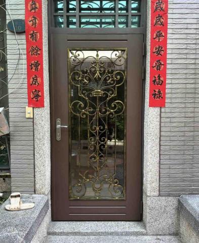 盛原金屬有限公司 - 潭子潭富一街-鐵件外框內崁鍛造門花+紗網