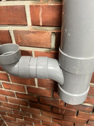 宏晧防水 - 外牆排水管施工中