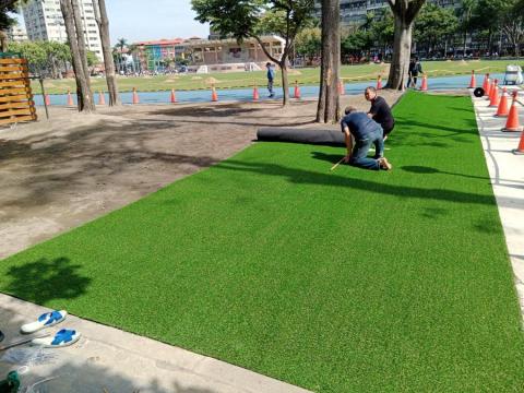 悠然景觀有限公司 - 運動公園人工草皮舖設1