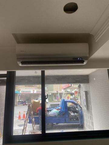 健順冷氣行 - 營業場所配合裝潢安裝壁掛冷氣。
