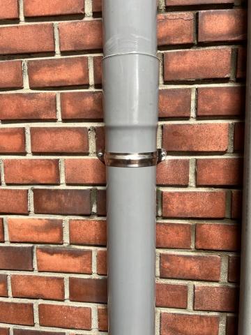 宏晧防水 - 外牆排水管施工中