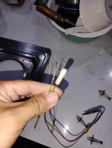 煜伸水和電維修 - 瓦斯爐電熱偶更換。