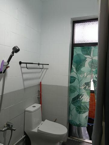 陽光街角郭先生 - 廁所磁磚牆跳色