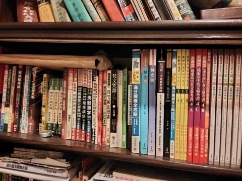 Call me Sir - 我的藏書有一大部分是教學教材,同一年級的我常有不同版本,龍騰的,遠東的... 