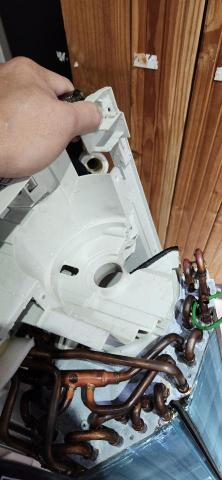 戰府水電工程 - 冷氣拆洗回裝中