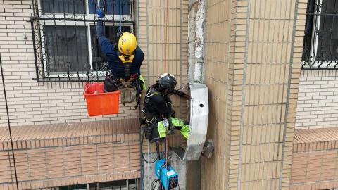 李濯承 - 伸縮縫鐵板拆除