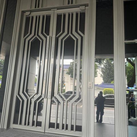 提供電動門服務的專家Quan Dao