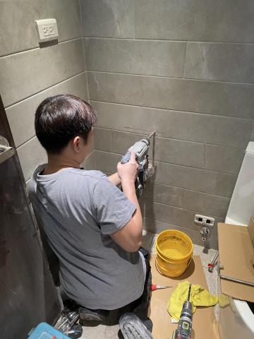 張政富 - 臉盆安裝，牆面鑽孔