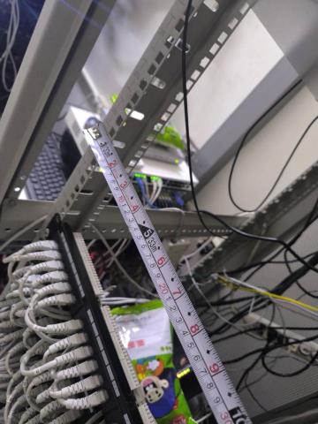 許峻誠 - 丈量機櫃協助客戶更換