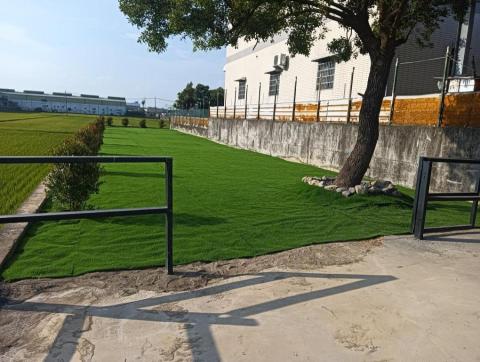 長春樹園藝企業社 - 鳥松整地後鋪設人工草皮