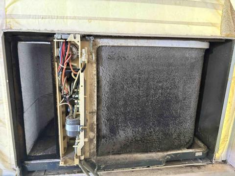 莊維豪 - 窗型冷氣清洗前