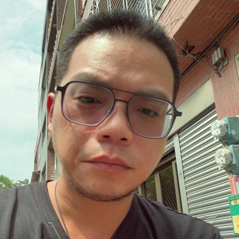 提供駕訓班手排服務的專家朱世剛