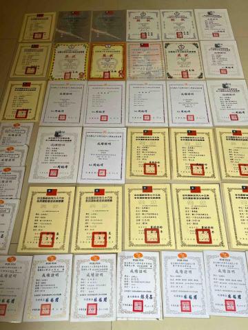 黃靖庭 - 國小比賽得到的獎狀