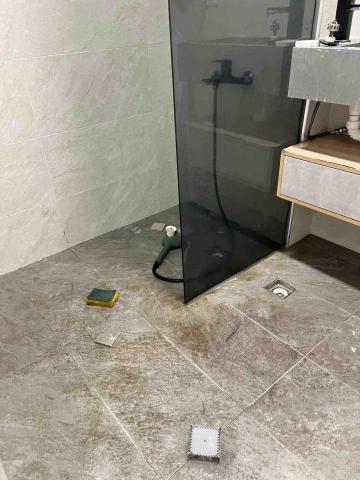 許餘安 - 套房浴室清潔前