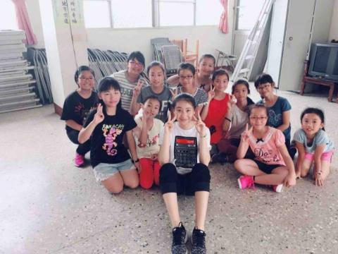 街舞/MV舞教學-Susan - 指導國小熱舞社期末成發表演