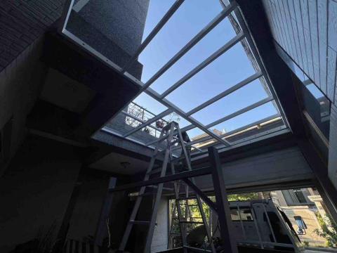 鋮泰工程行 - 玻璃採光罩施工