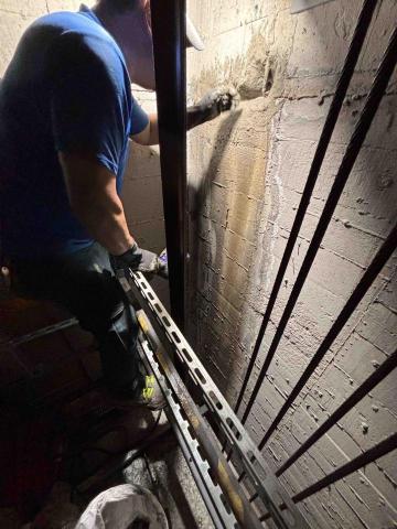 呂柏儀 - 電梯間滲漏水