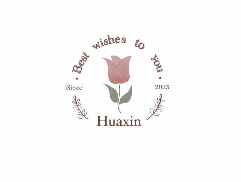 張雅婷 - 媒材：數位設計
簡介：
「Huaxin」品牌標誌以溫潤柔和的花朵象徵祝福與希望，文字圍繞其間，傳遞著「Best wishes to you」的溫暖心意。簡潔優雅，蘊含著2023年以來的初心與祝願。