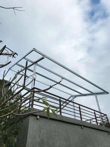 盛立土木包工業 - 業主構想為休憩亭，設計為用帆布遮陽的鐵架。