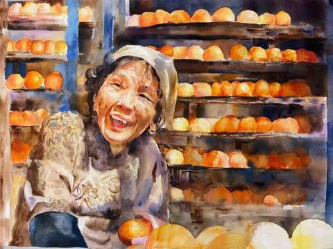 張雅婷 - 《甜橙人生》
媒材：水彩畫
簡介：
在充滿果實香氣的小攤上，一位年長婦人笑容燦爛如陽光，背景是成列的鮮橙。水彩渲染出豐沛的情感與生活的喜悅，描繪出平凡日子中最真摯、最動人的幸福。

