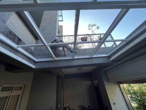 鋮泰工程行 - 玻璃採光罩施工