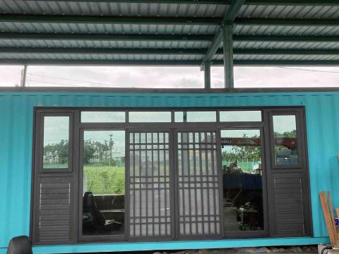 全美鋁門窗 - 貨櫃屋安裝落地窗兩旁百葉上面推射窗