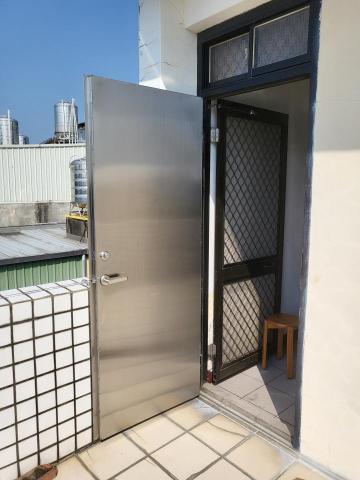 盛立土木包工業 - 原本為鋁門更換為白鐵防盜門，讓使用效益期限增加，安心又牢固
