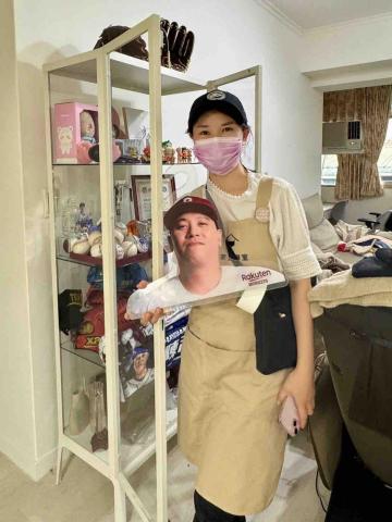 簡收納 Jian.space - 那天和夥伴一起整理⚾️陳鴻文的家，陳太太真的很漂亮。雖然我平時沒有看棒球，但還是湊熱鬧拍上一張做紀念?。
