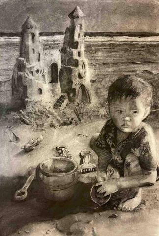 張雅婷 - 《童年之堡》
媒材：鉛筆／炭筆素描
簡介：
在無垠的沙灘上，小男孩專注地用童稚之手建築屬於自己的城堡。素描筆觸勾勒出細膩的孤獨與想像，黑白色調中蘊藏著童年的無限可能與脆弱感。

