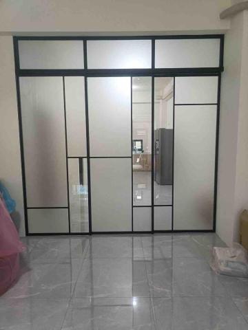 綠眾估價王業務陳建達 -  玻璃隔間拉門