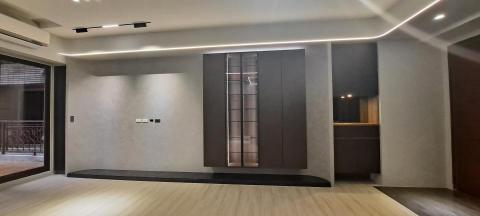 黃麗菁 - 沉穩現代風格的玄關/弧型電視牆設計 黃麗菁 - 沉穩現代風格的玄關/弧型電視牆設計