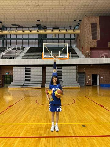 王之青 - 2024年籃球新生盃第二名與獎盃的合照