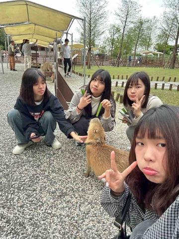 王之青 - 與朋友去宜蘭水豚農場的合照