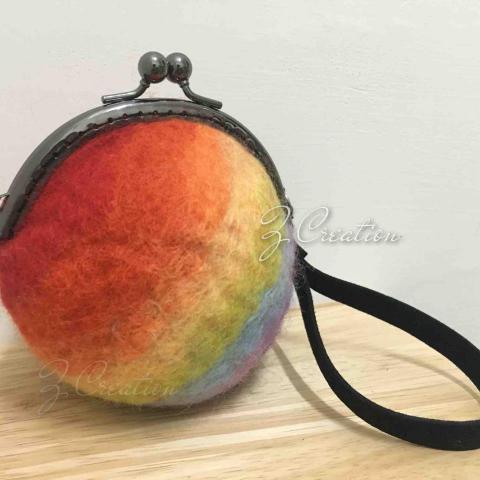 Z creation - 在現代的生活壓力下，可以用羊毛透過濕氈、針氈，展現出不一樣的樣貌。也可以療癒自己的身心靈。